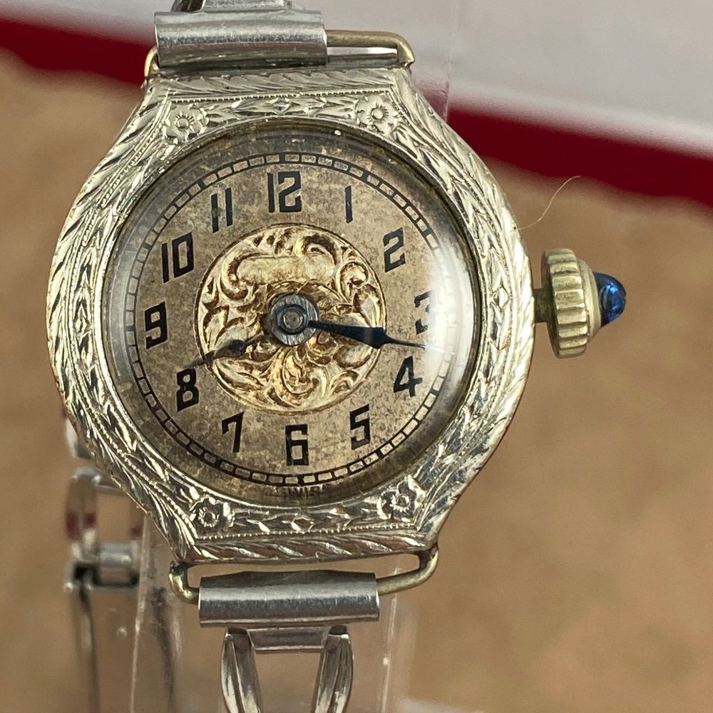 Antique Swiss Amerigus Watch Co. Exquisite Engraving with 15 Jewel Movement